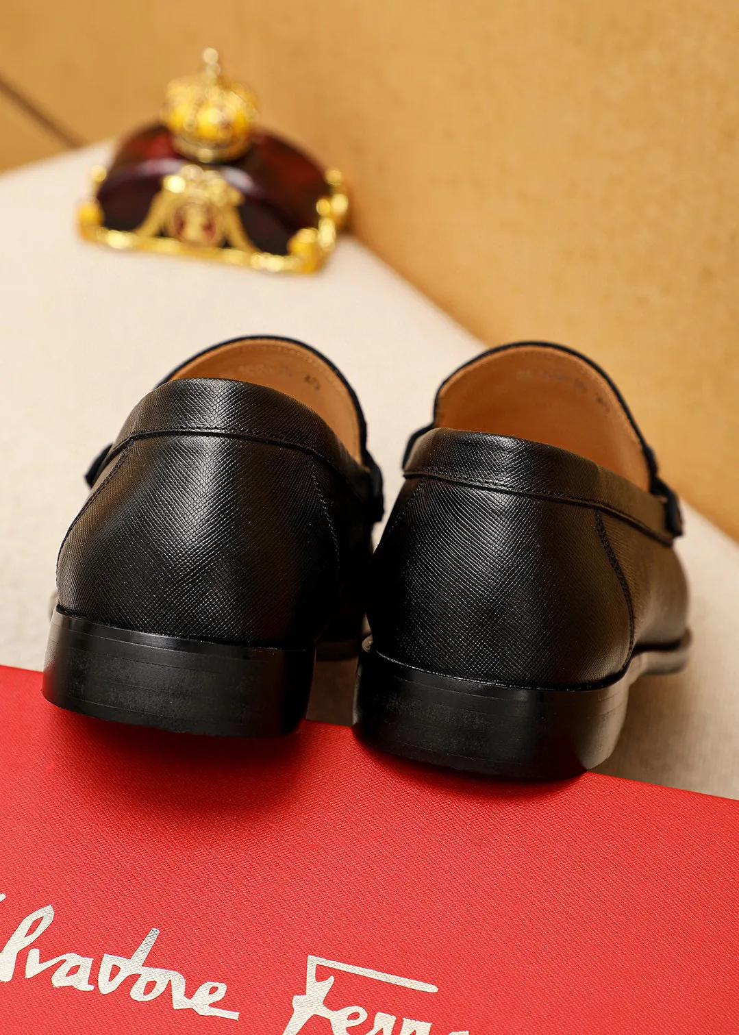 Men's shoes 💰442 💐 Product trademark: Ferragamo "Ferragamo" casual leather shoes Regular size: 38-44 (45.46🉑️customized) Product materials: Selected imported first-layer cross-grain cowhide upper + original hardware buckle, imported water-dyed cow leather lining. Strong three-dimensional visual effect, combined outsole Color: 1⃣️color optional